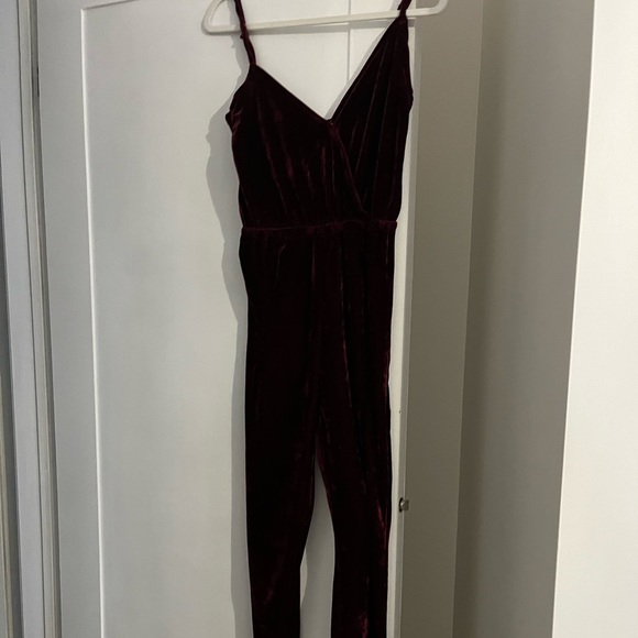 Red velvet jumpsuit - Picture 2 of 3